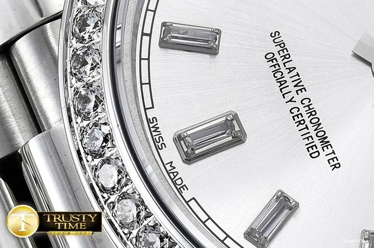 0210 RDD0207F – DayDate Compact 677